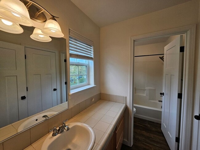 Building Photo - Modern 3 Bedroom, 2.5 Bath Home in Hillsboro with Granite Countertops and 2 Car Garage!