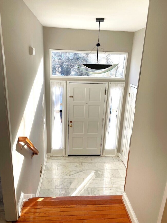 Building Photo - Newly Renovated 3 Level Townhome!