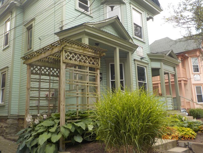 Building Photo - 118 Dell St