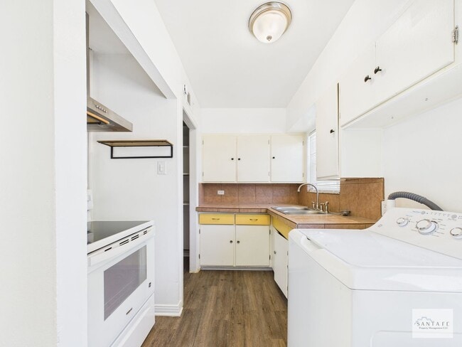 Building Photo - Cute Centrally Located Single Family Home Available Now!