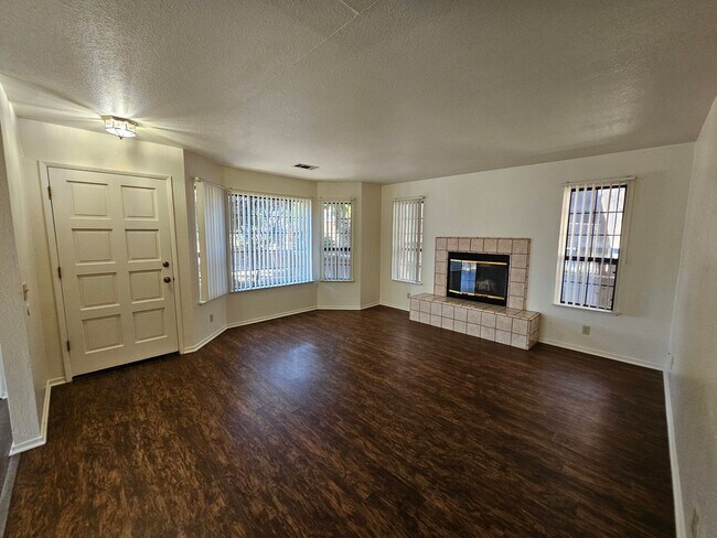 Building Photo - 2356-2356 Bushnell St