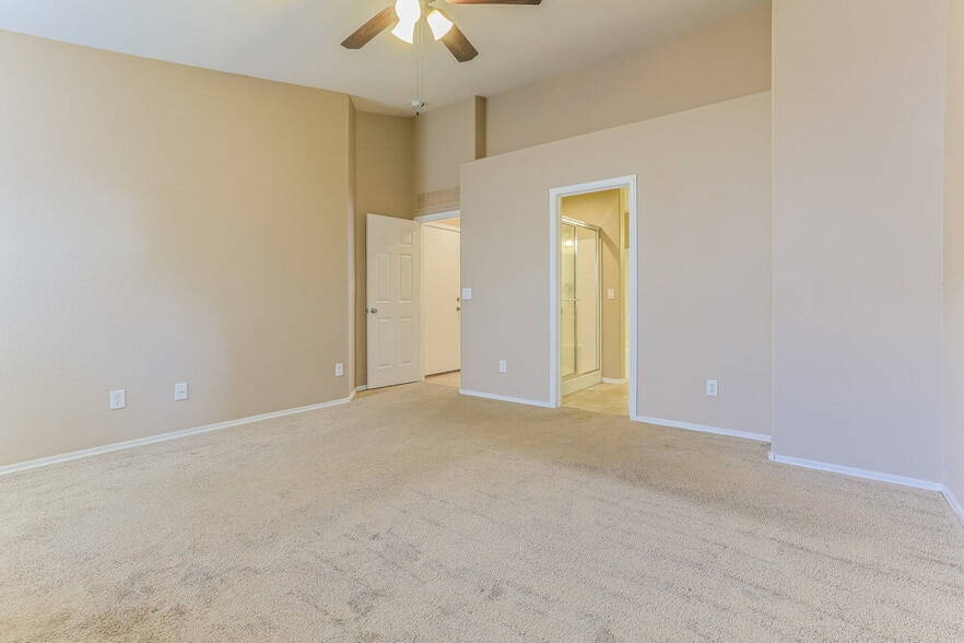 Building Photo - 3833 W Darrow St