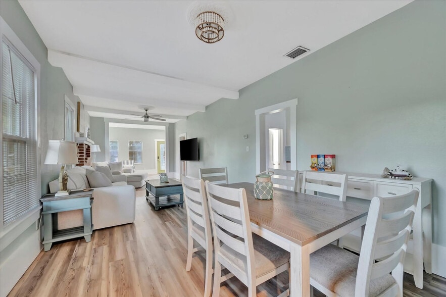 Building Photo - 207 6th St N