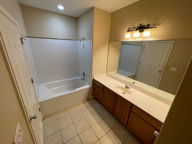 Building Photo - 2 Bed 2 Full Bath Condo w/ Garage For Rent