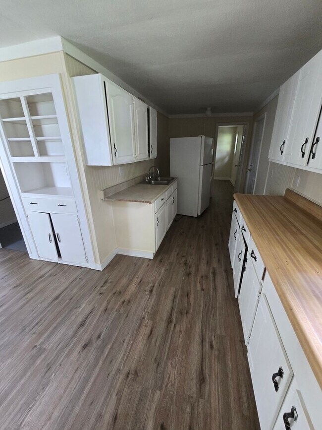 Building Photo - 4BD/1 BA nicely updated home