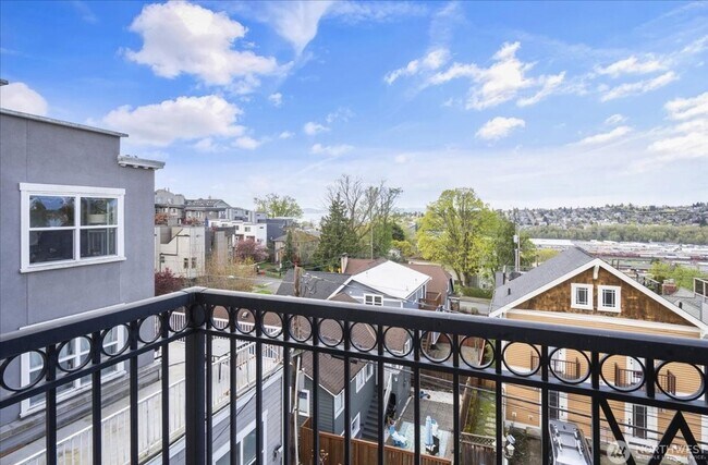 Building Photo - 1909 10th Ave W