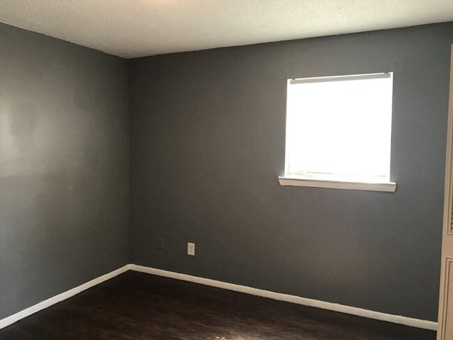Building Photo - Red Bank Apartment 2/1: Great Price!