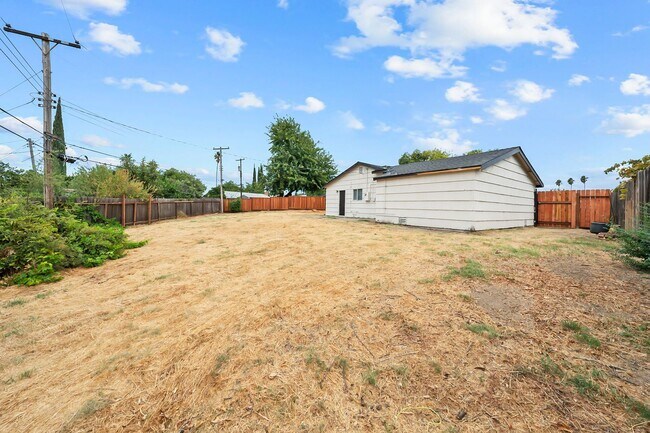 Building Photo - Charming 3BR, 1BA House with Private Backyard