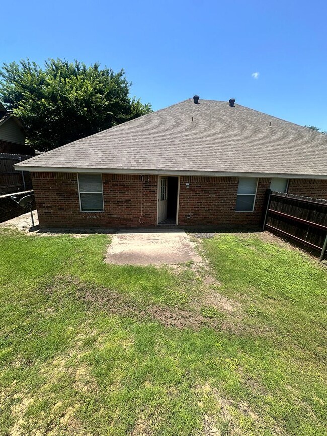 Building Photo - 3/2/2 in a quiet neighborhood located right in the heart of Weatherford.
