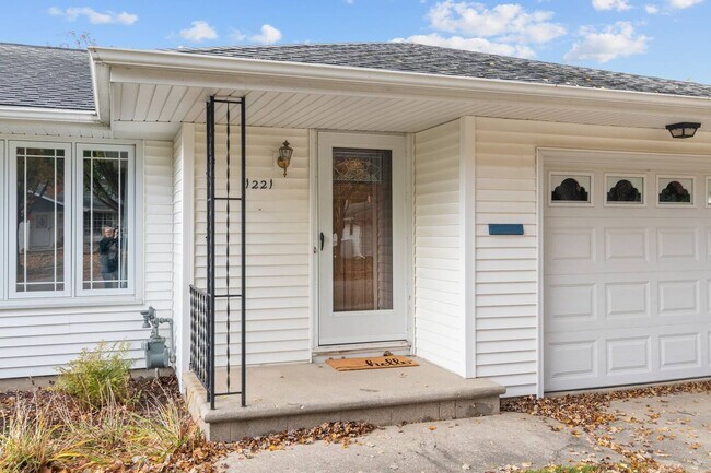 Building Photo - 1221 Kenwood St