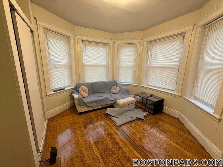 Building Photo - 126 Warren St