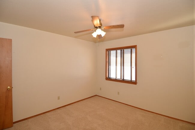 Building Photo - 3 Bedroom Townhome for Rent!
