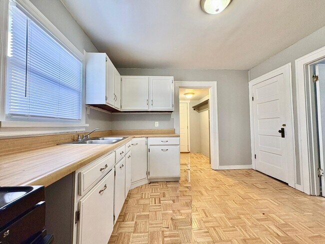 Building Photo - 1909 S Brookfield St