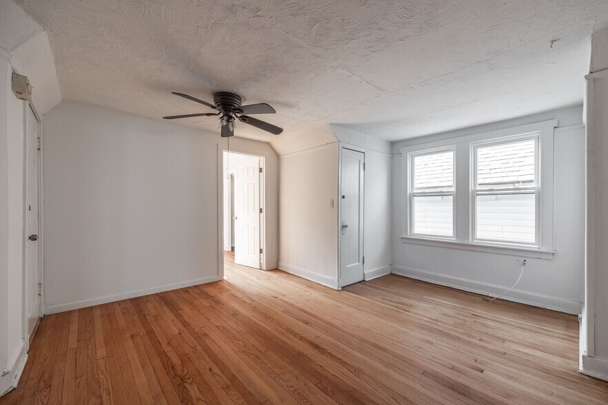 Building Photo - 2140 N Karlov Ave