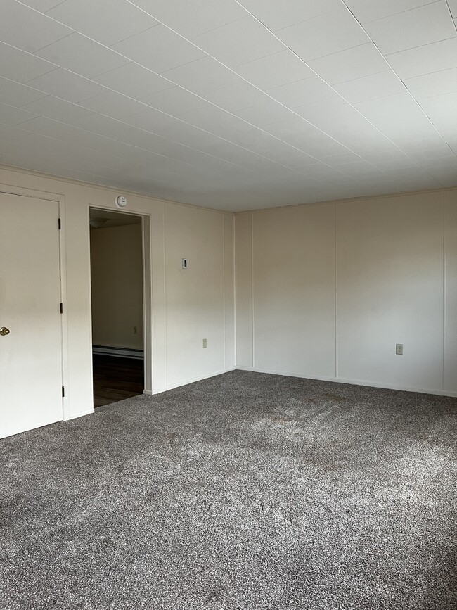 Building Photo - 611 Lincoln Way W