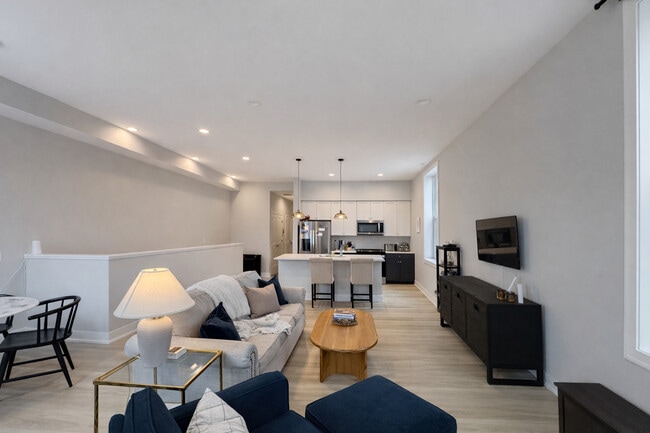 Building Photo - 1535 N Maplewood Ave