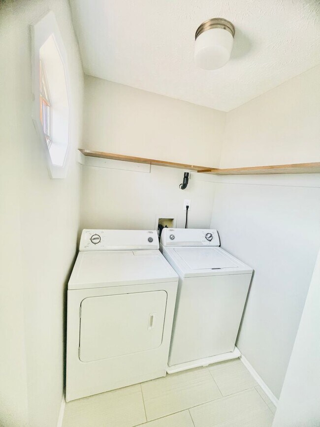 Building Photo - 3-Bedroom 2.5 bath Townhome in Imperial – Style, Space & Sophistication