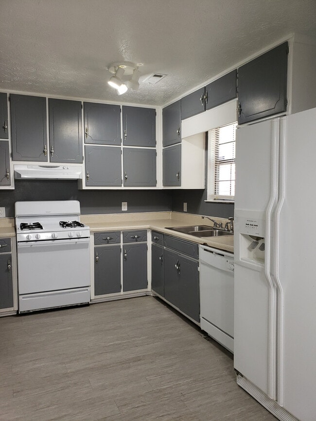 Building Photo - A place to call HOME 4 BR 2 BA