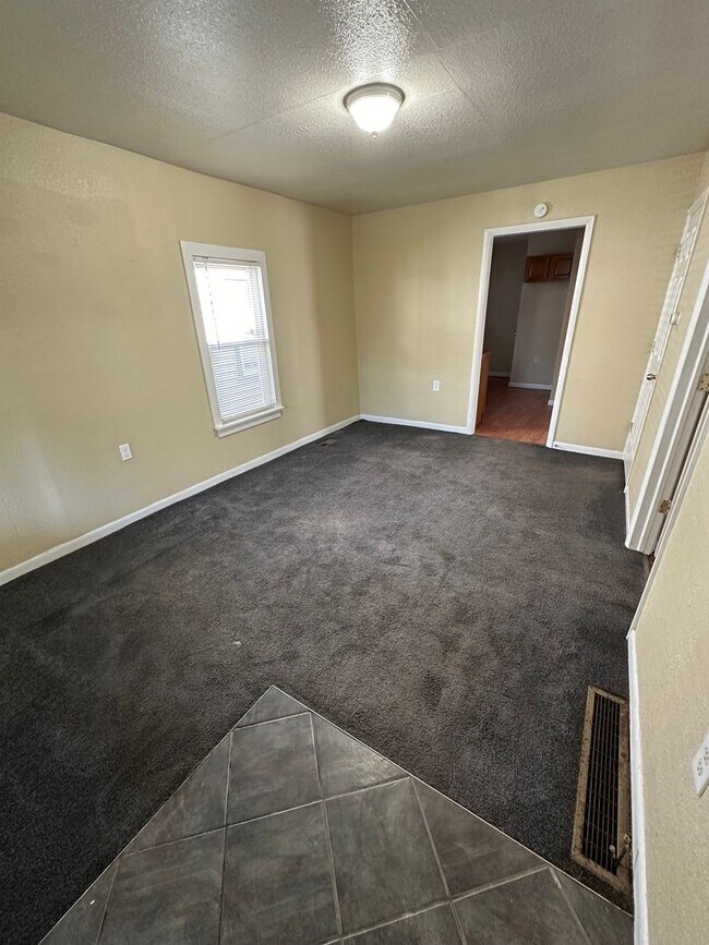 Building Photo - 2 bed 1 bath