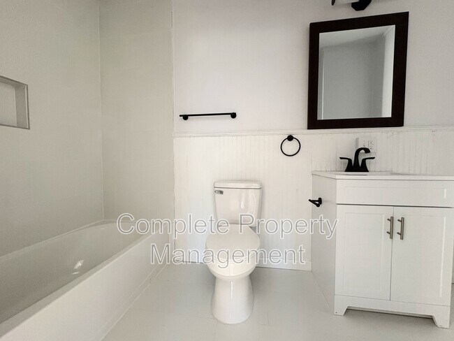 Building Photo - 2641 1st St NE