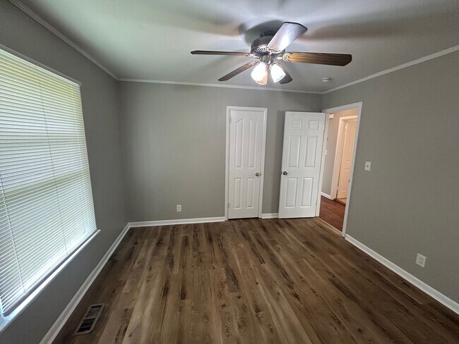 Building Photo - 3 Bedroom Brick Home with Hardwood Floors, Garage & Large Backyard