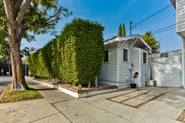 Building Photo - 400 Norwich Dr