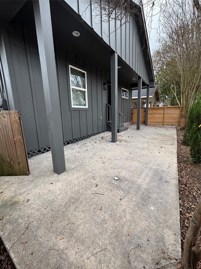 Building Photo - 430 N Hutcheson St