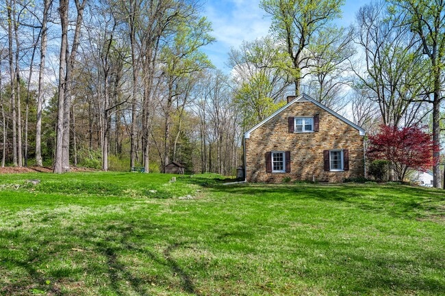 Building Photo - 223 Lambertville Headquarters Rd