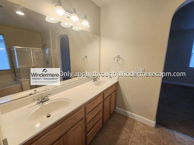 Building Photo - AWESOME 3 BED/2.5 BATH FLOOR PLAN AVAILABL...