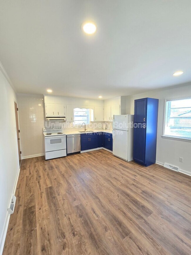 Building Photo - 6405 Myrtle Grove Rd