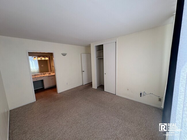 Building Photo - Sunny 2 bedroom in Mark Twain Building