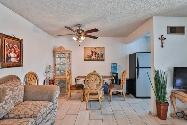 Building Photo - Lovely 3 Bedroom Townhome in Chula Vista!