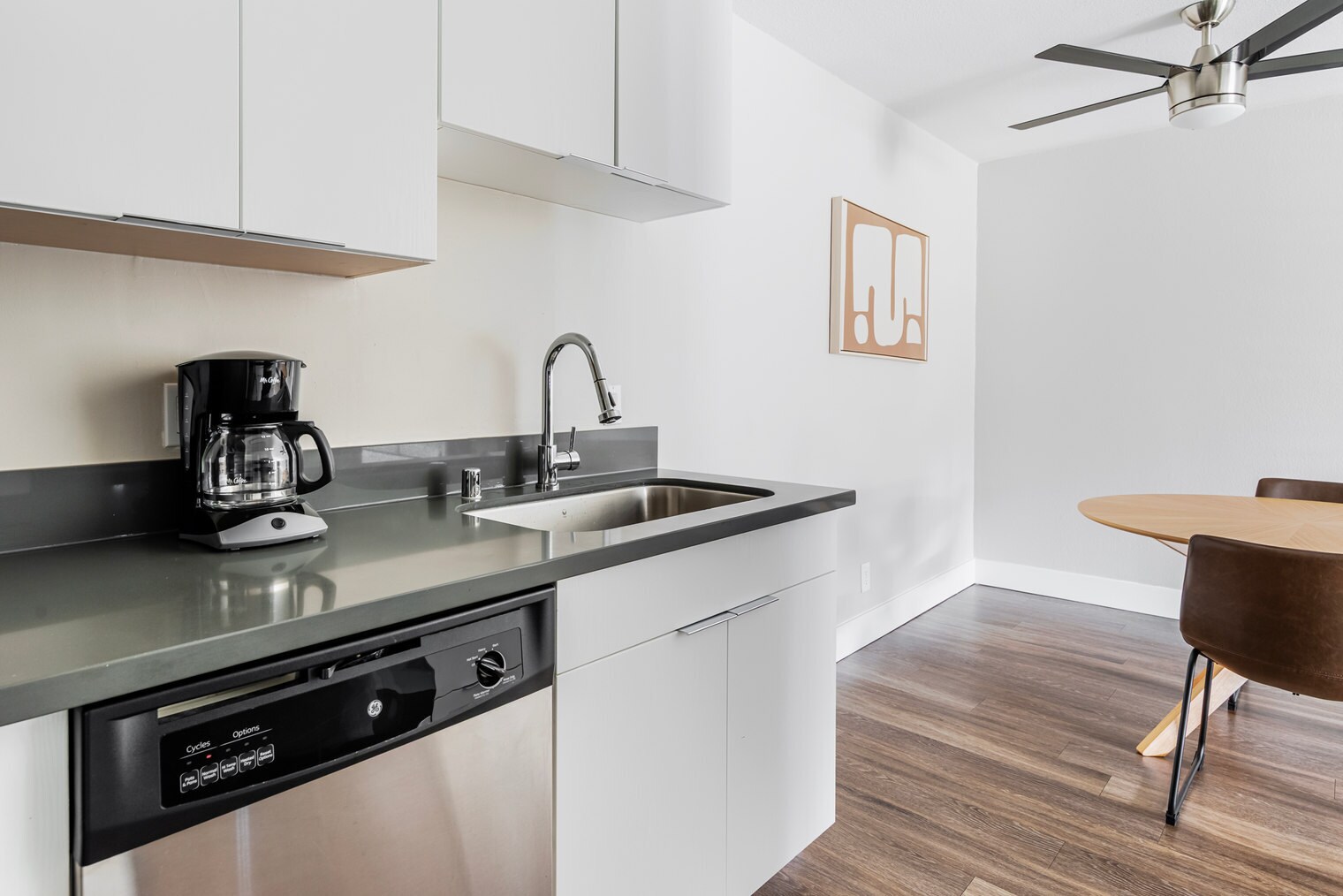 Building Photo - 950 E Hillsdale Blvd