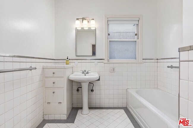 Building Photo - 441 1/2 S Palm Dr