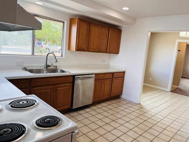 Building Photo - Charming 3-Bedroom with 2 Full Baths on th...