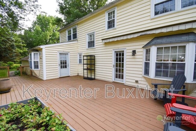 Building Photo - 5 Cedar Woods Dr