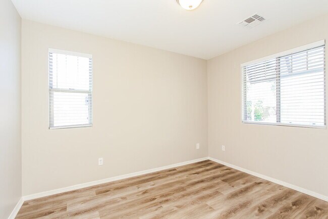 Building Photo - 2466 E Vermont Dr