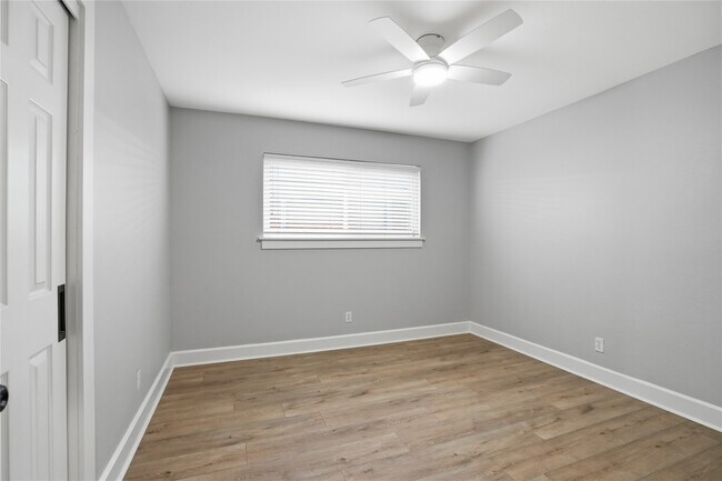 Building Photo - 10411 Londonderry Dr