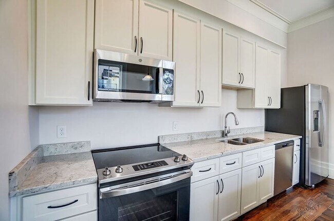 Building Photo - 2701 Cleinview Ave