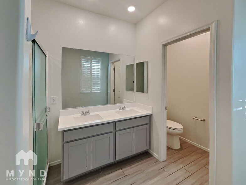 Building Photo - 7325 S 33rd Ln