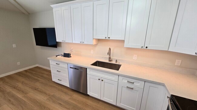 Building Photo - 738 Locust St