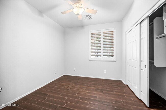 Building Photo - 2554 E Vermont Dr