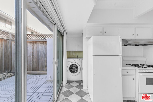 Building Photo - 4040 Grand View Blvd