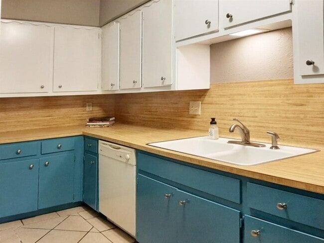 Building Photo - 1411 Click Cove