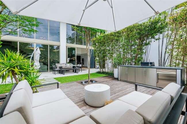 Building Photo - 300 Collins Ave