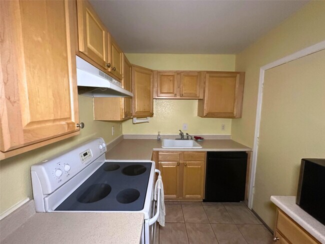 Building Photo - 2171 NE 66th St