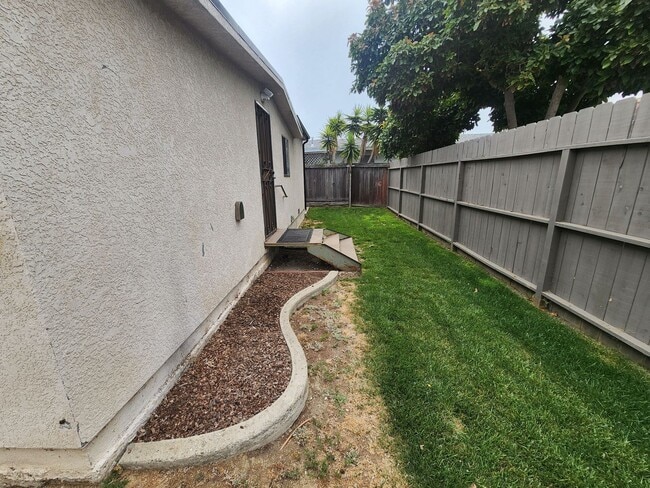 Building Photo - 2 Bed, 1 Bath Home *Gas and Electric Inclu...