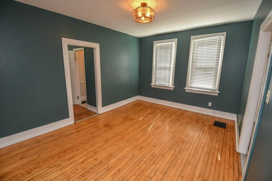 Lower Living Room - 433 E Lloyd St