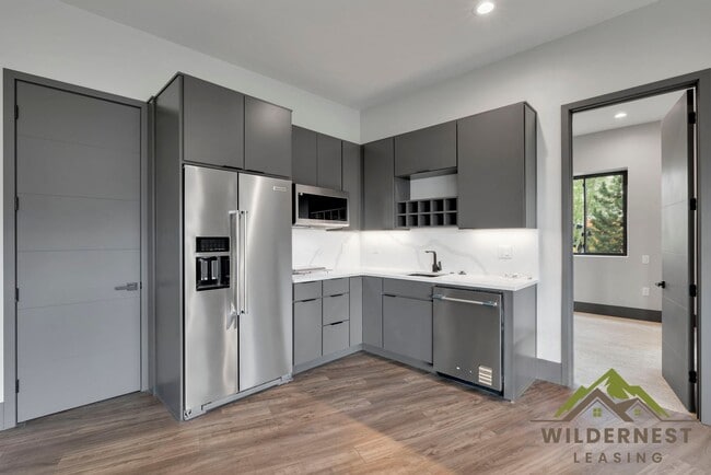 Building Photo - 348 Lake View Dr