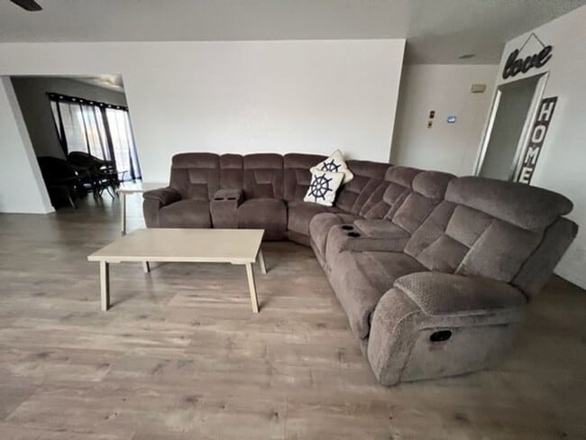 Building Photo - Furnished 3 BR Vacation Rental Includes utilities Near Target Center/Golf/Hwy 95